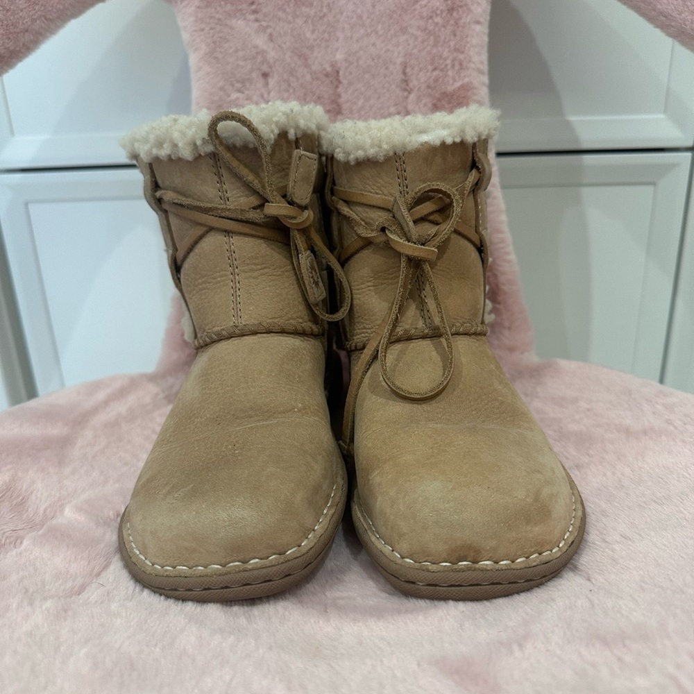 ⭐️ Ugg Cozy Tan Shearling-Lined Booties ⭐️